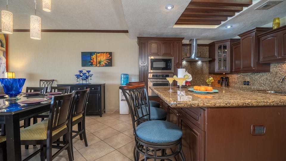 Kitchen or kitchenette, Seating area, Dining area