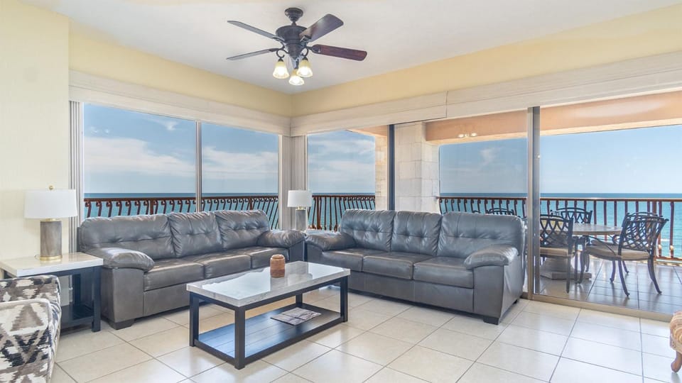 Day, Living room, Seating area