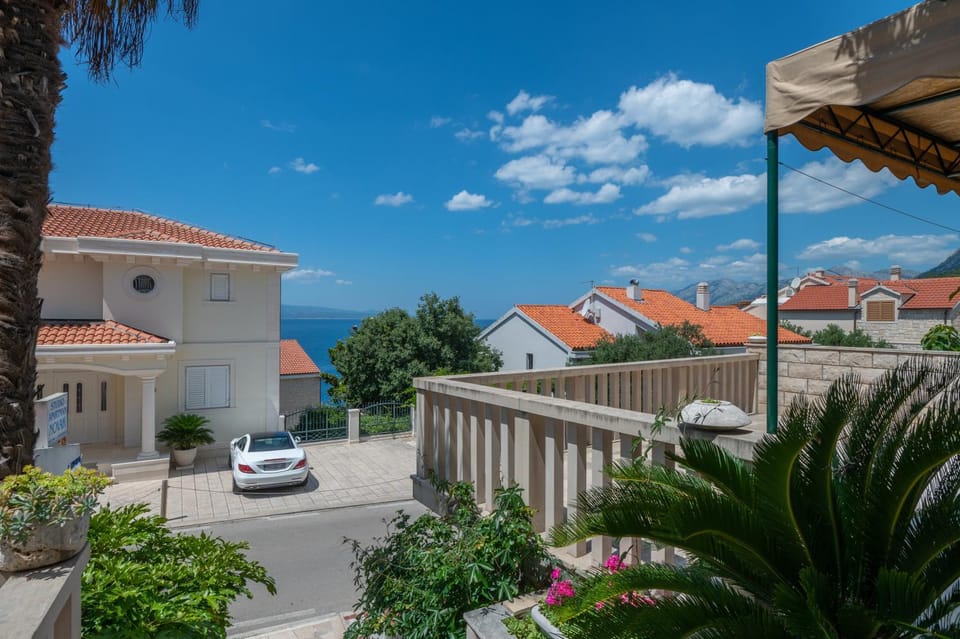 Vera i Ćiro Novak 2, sea view and free parking Apartment in Brela