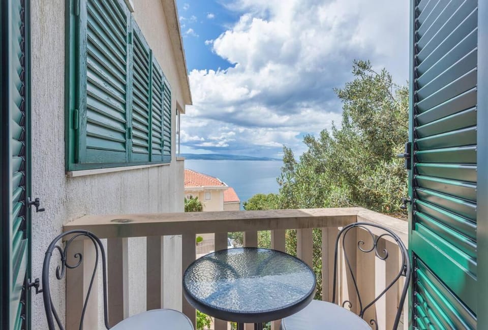 Vera i Ćiro Novak 2, sea view and free parking Apartment in Brela