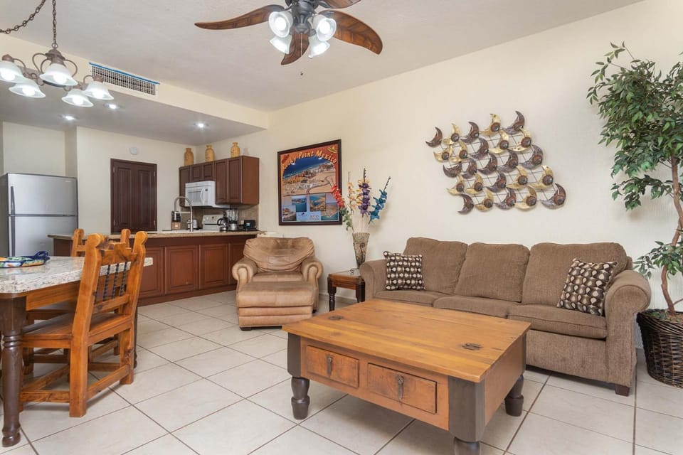 Kitchen or kitchenette, Living room, Seating area, Dining area