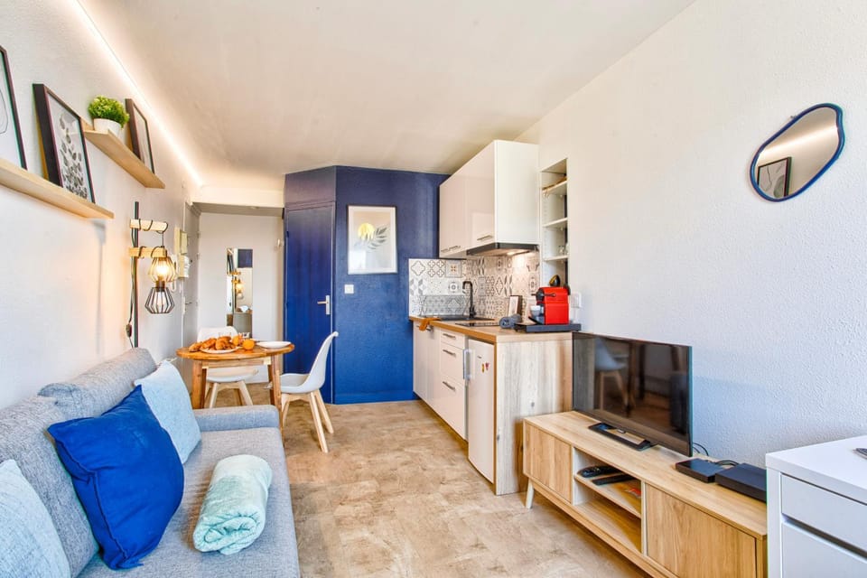 Kitchen or kitchenette, Living room