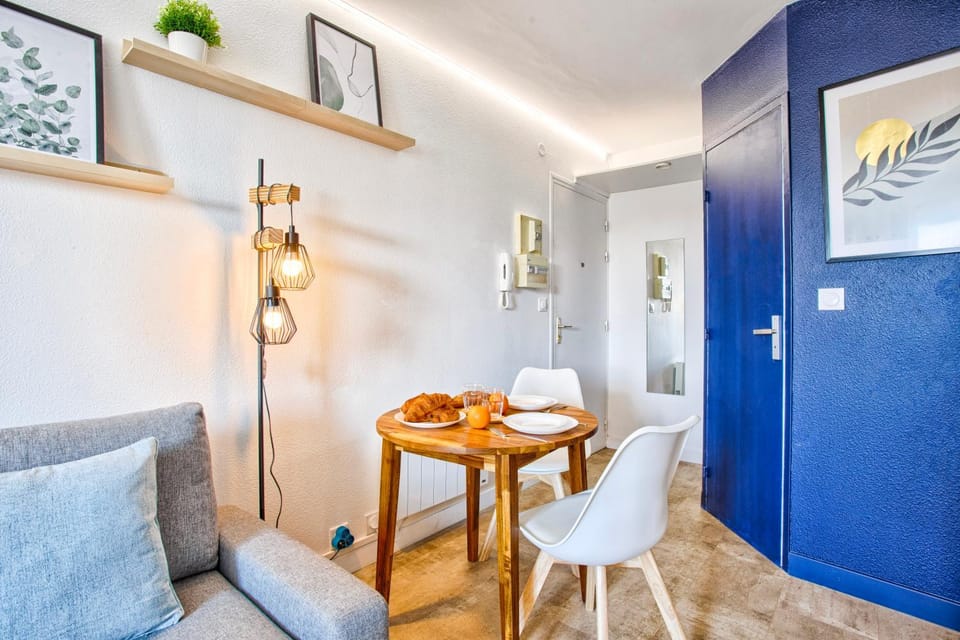 Seating area, Dining area