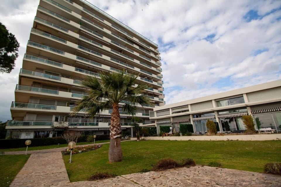Luxury 1 Bed Apt Seafront Escape in Cannes Apartment in Cannes