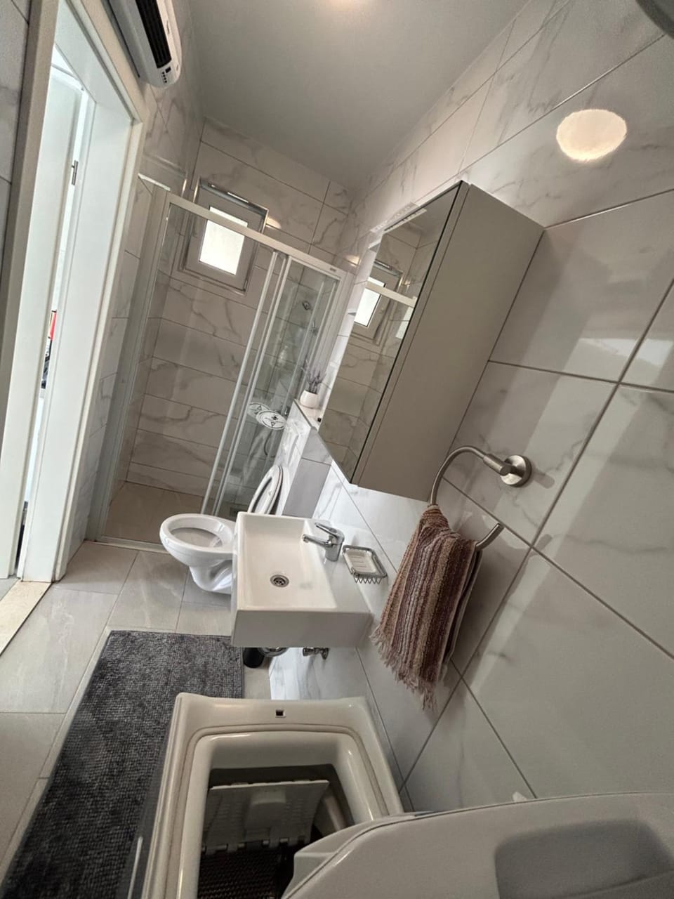 Shower, Toilet, Bathroom, towels