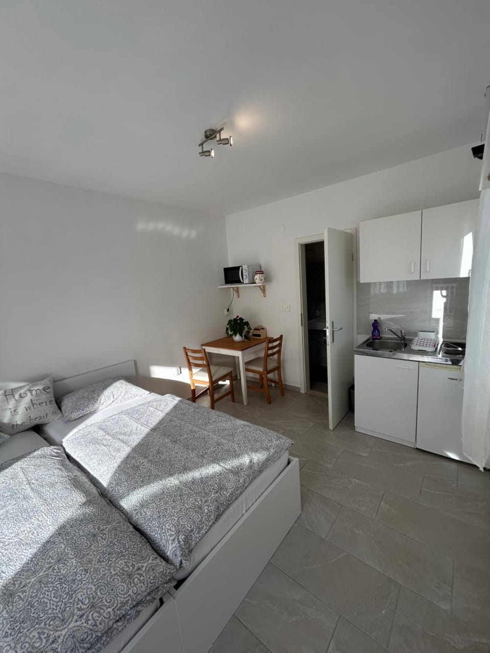 Bed, Kitchen or kitchenette, Photo of the whole room, Dining area, Bedroom, stove