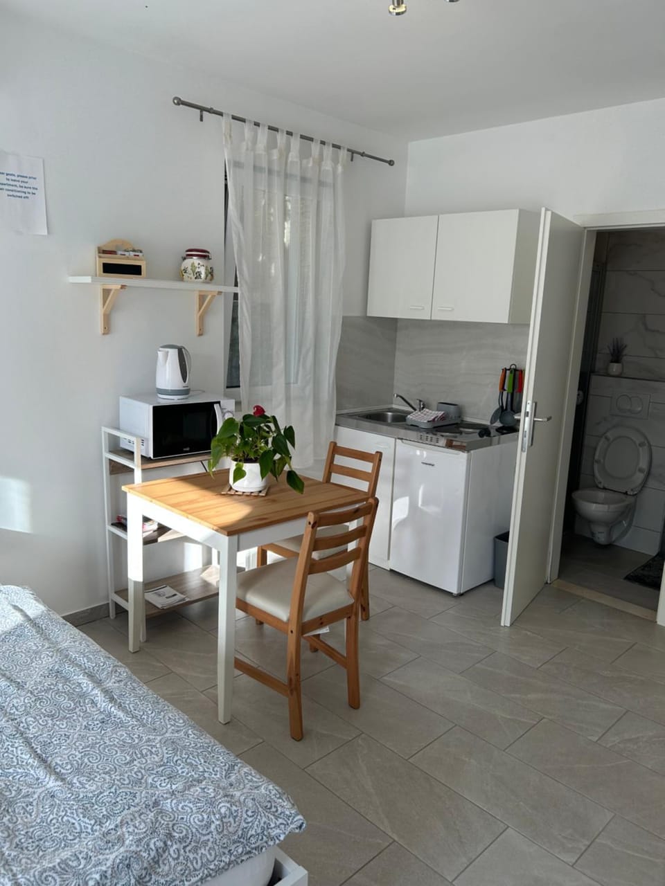 Kitchen or kitchenette, Dining area, stove