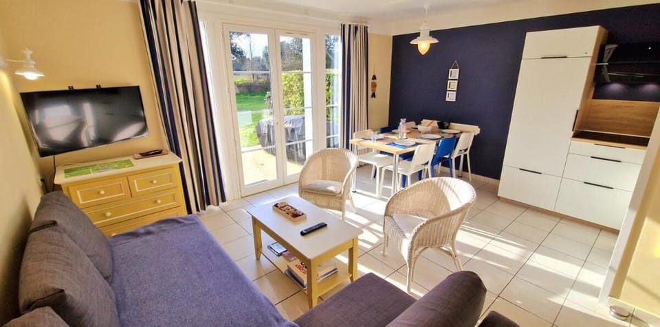 "LE PIED D'ALOUETTE" Maison 8 personnes, village vacances, au coeur d'un golf 18 trous, accès piscines gratuit Bed and Breakfast in Talmont-Saint-Hilaire