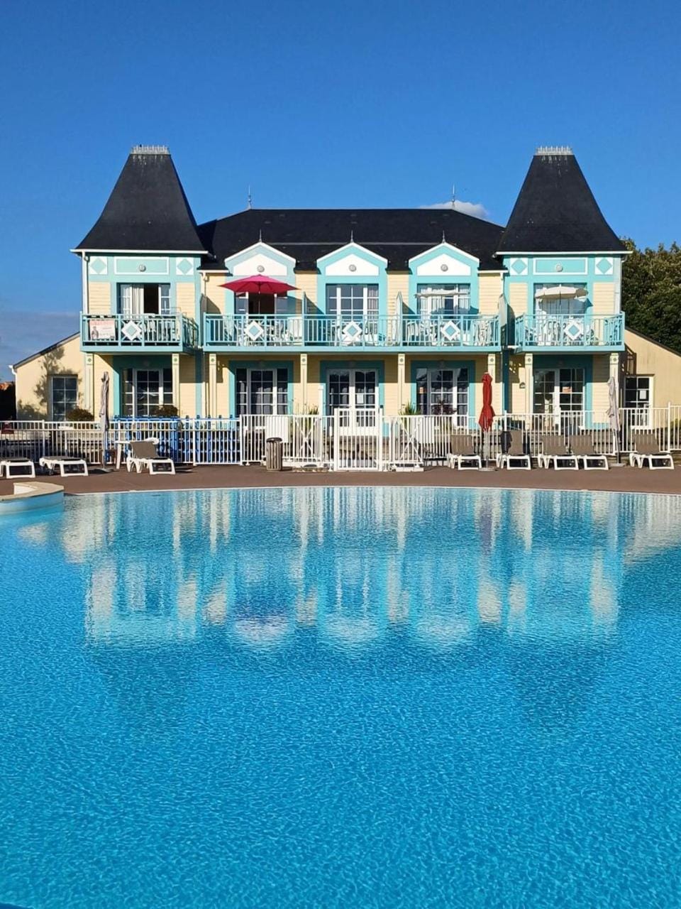 "LE PIED D'ALOUETTE" Maison 8 personnes, village vacances, au coeur d'un golf 18 trous, accès piscines gratuit Bed and Breakfast in Talmont-Saint-Hilaire