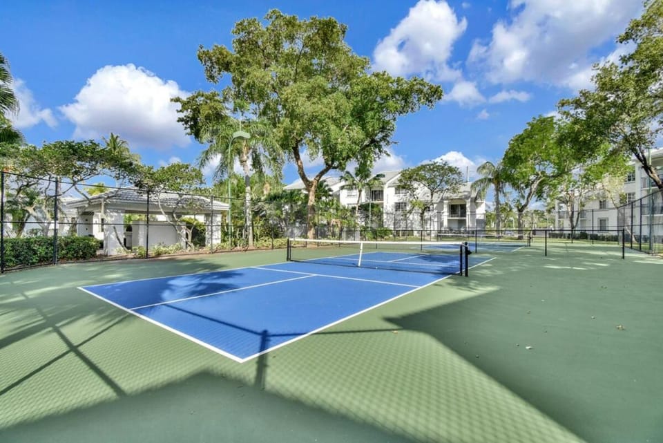 Relaxation & Luxury Pool GYM Parking WIFI Apartment in Deerfield Beach