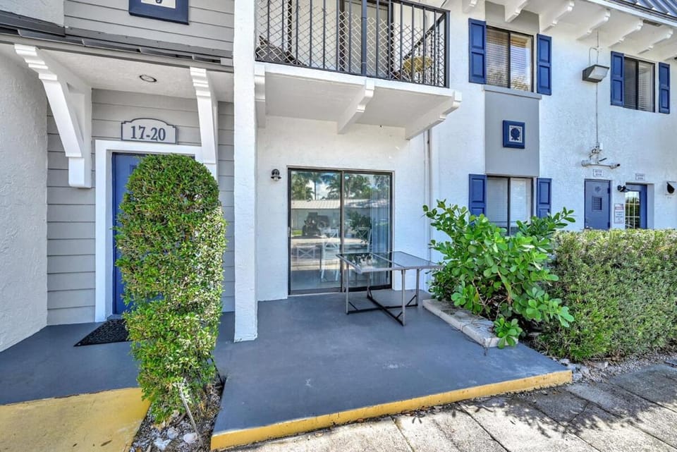 Boca Raton Getaway Poolside Paradise BBQ Apartment in Deerfield Beach