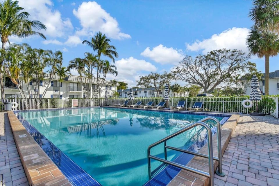 Boca Raton Getaway Poolside Paradise BBQ Apartment in Deerfield Beach