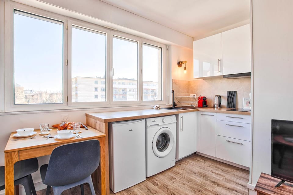 Coffee/tea facilities, Kitchen or kitchenette, Seating area, stove, washing machine