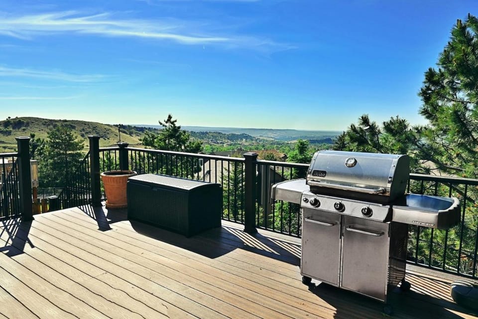 4BR-Sleeps 10-Hot Tub-Air Hockey-Gorgeous Views House in Colorado Springs