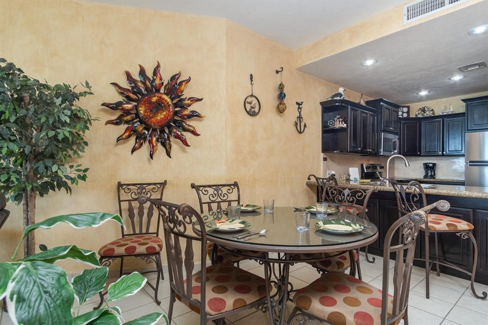 Kitchen or kitchenette, Seating area, Dining area, oven