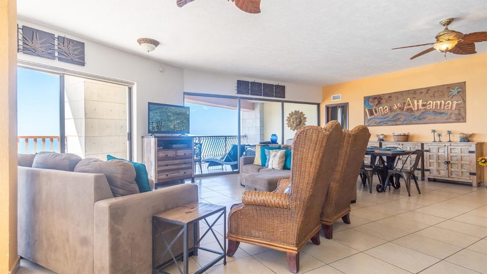TV and multimedia, Kitchen or kitchenette, Living room, Seating area, Dining area
