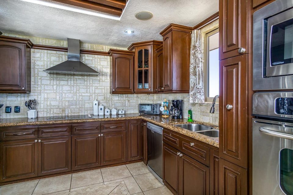 Coffee/tea facilities, Kitchen or kitchenette, oven, stove, toaster, kitchen