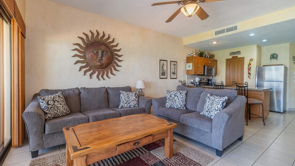 Kitchen or kitchenette, Living room, Seating area, Dining area