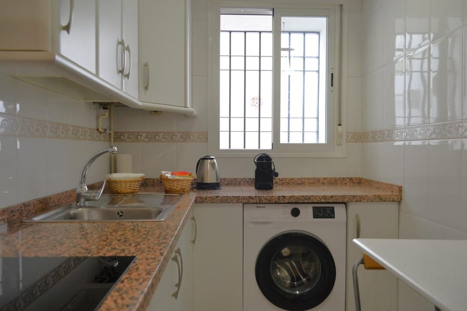 Coffee/tea facilities, Kitchen or kitchenette, dishwasher, stove, toaster, washing machine