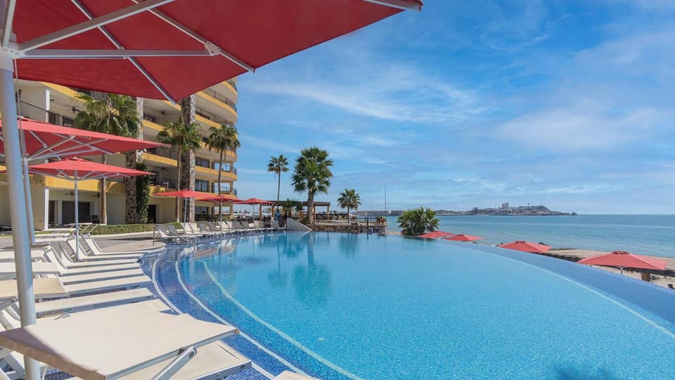 Property building, Day, Swimming pool, Swimming pool, sunbed