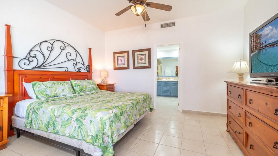 Bed, TV and multimedia, Bedroom