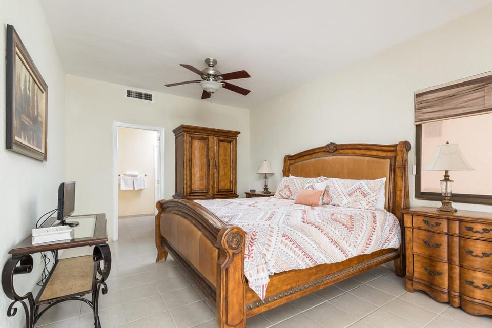 Bed, TV and multimedia, Bedroom