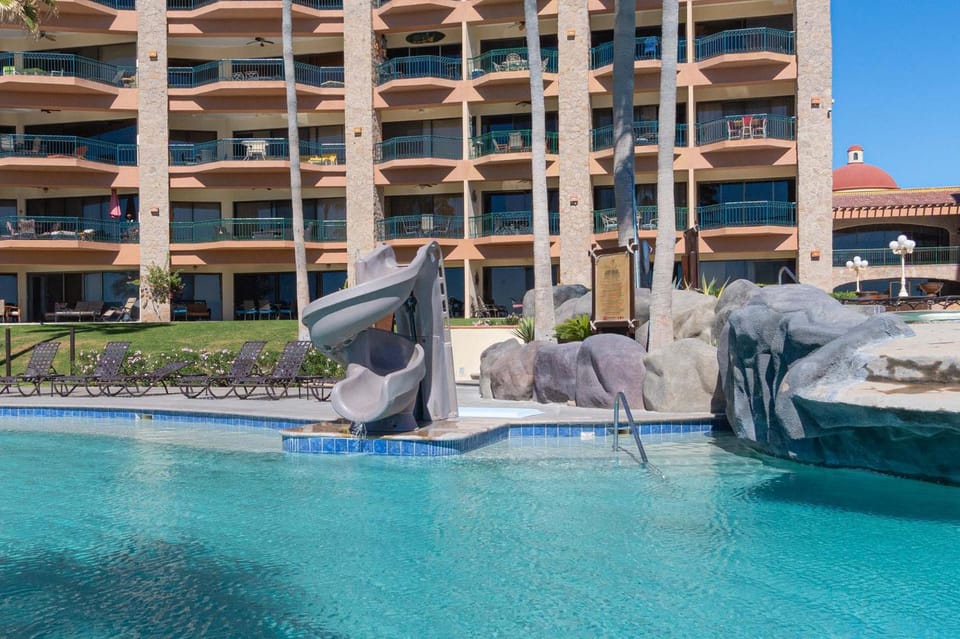 Property building, Day, Swimming pool, sunbed