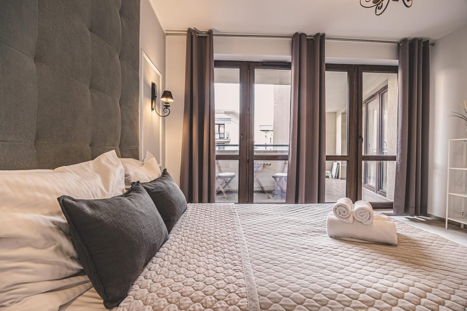 Bed, Living room, Photo of the whole room, Seating area, Bedroom, towels