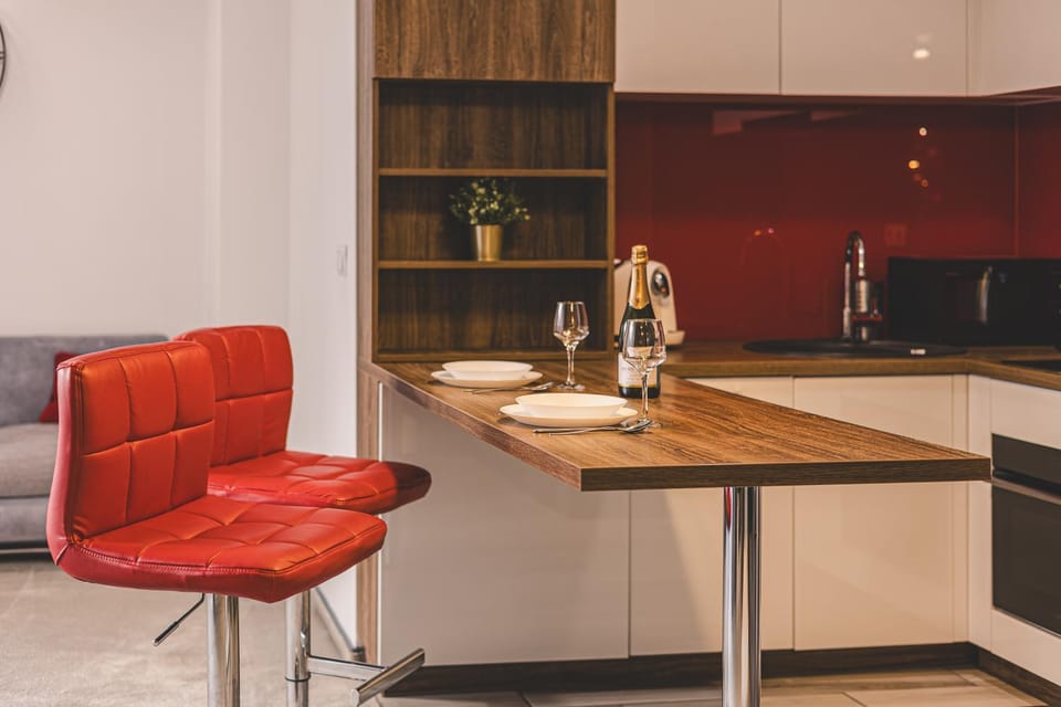 Kitchen or kitchenette, Living room, Seating area, Dining area, minibar