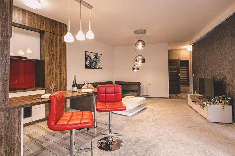 TV and multimedia, Kitchen or kitchenette, Living room, Seating area, Dining area
