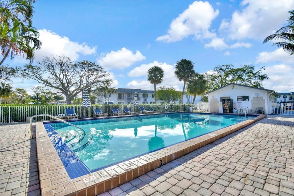 Relaxing Poolside Spot Lake Access Parking Apartment in Deerfield Beach