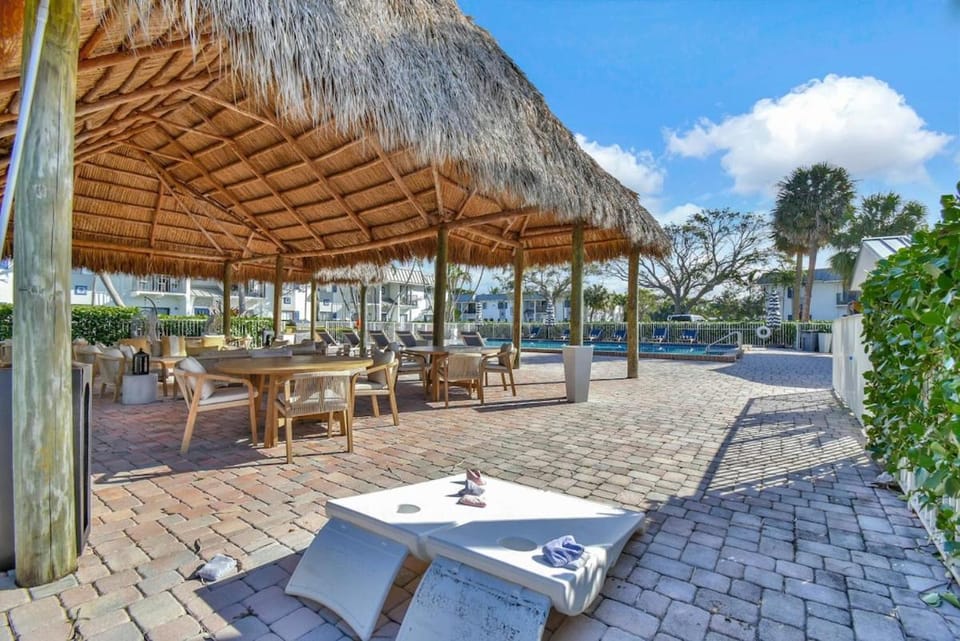 Relaxing Poolside Spot Lake Access Parking Apartment in Deerfield Beach