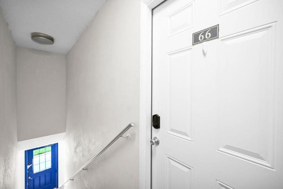 Relaxing Poolside Spot Lake Access Parking Apartment in Deerfield Beach