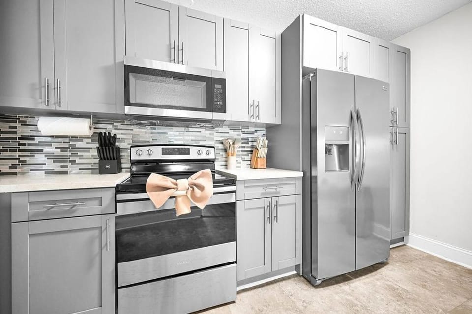 Relaxing Poolside Spot Lake Access Parking Apartment in Deerfield Beach