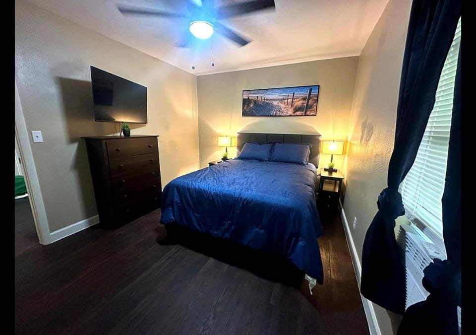 Bed, TV and multimedia, Photo of the whole room, Bedroom