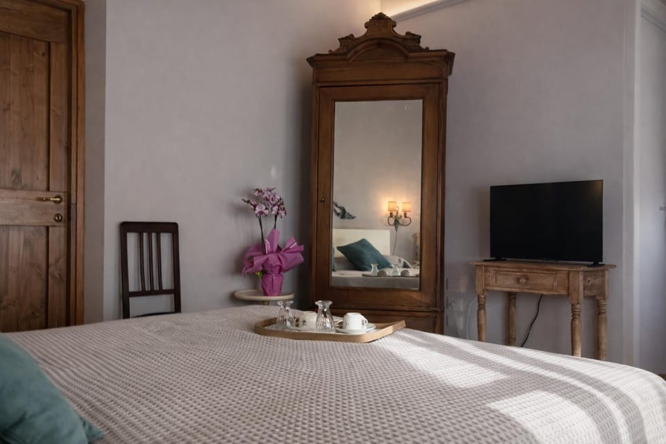 Bed, TV and multimedia, Photo of the whole room, Bedroom, Breakfast, wardrobe