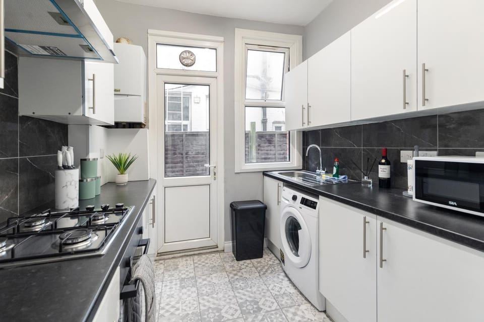 Kitchen or kitchenette, oven, stove, washing machine