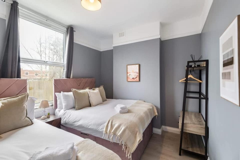 Bright & Spacious London Flat - Sleeps 9 Apartment in London Borough of Ealing
