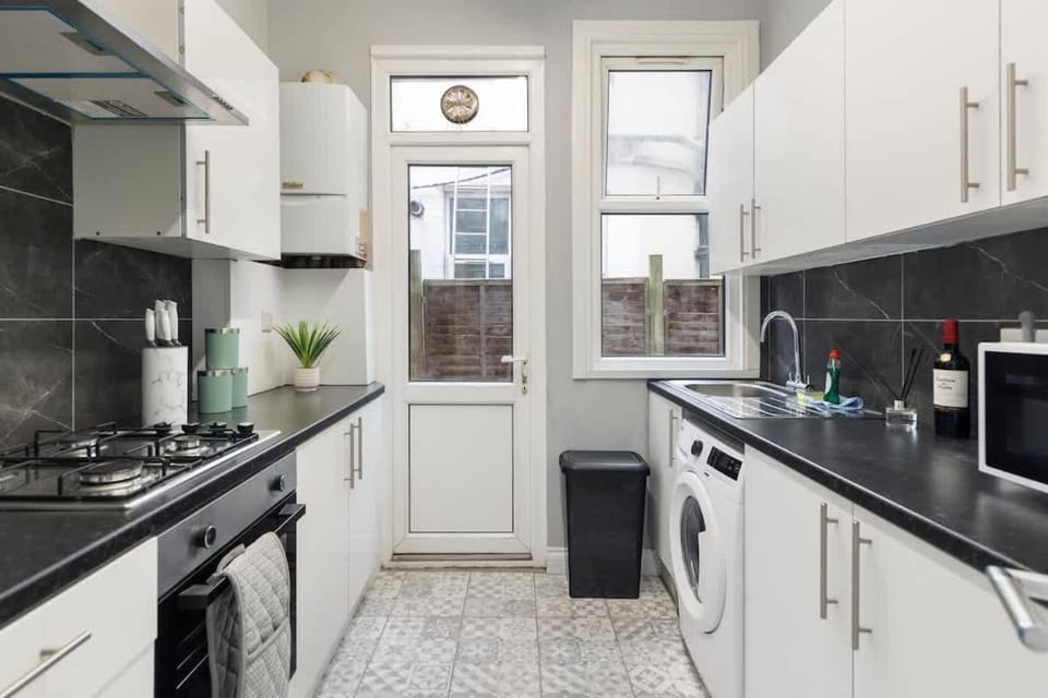 Bright & Spacious London Flat - Sleeps 9 Apartment in London Borough of Ealing