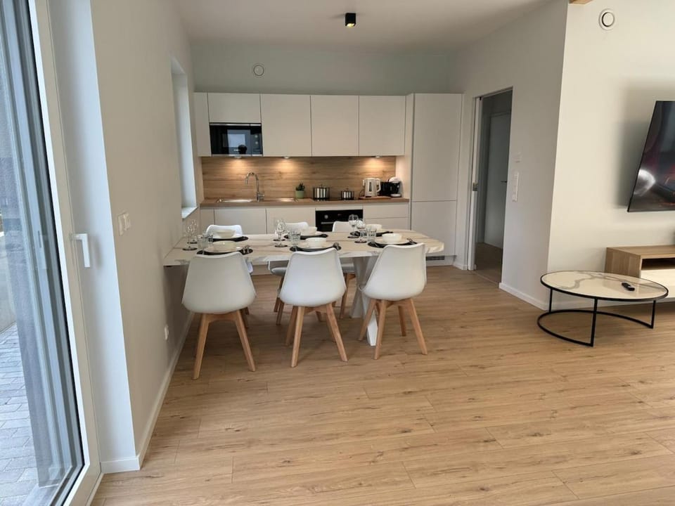 Kitchen or kitchenette, Dining area, stove