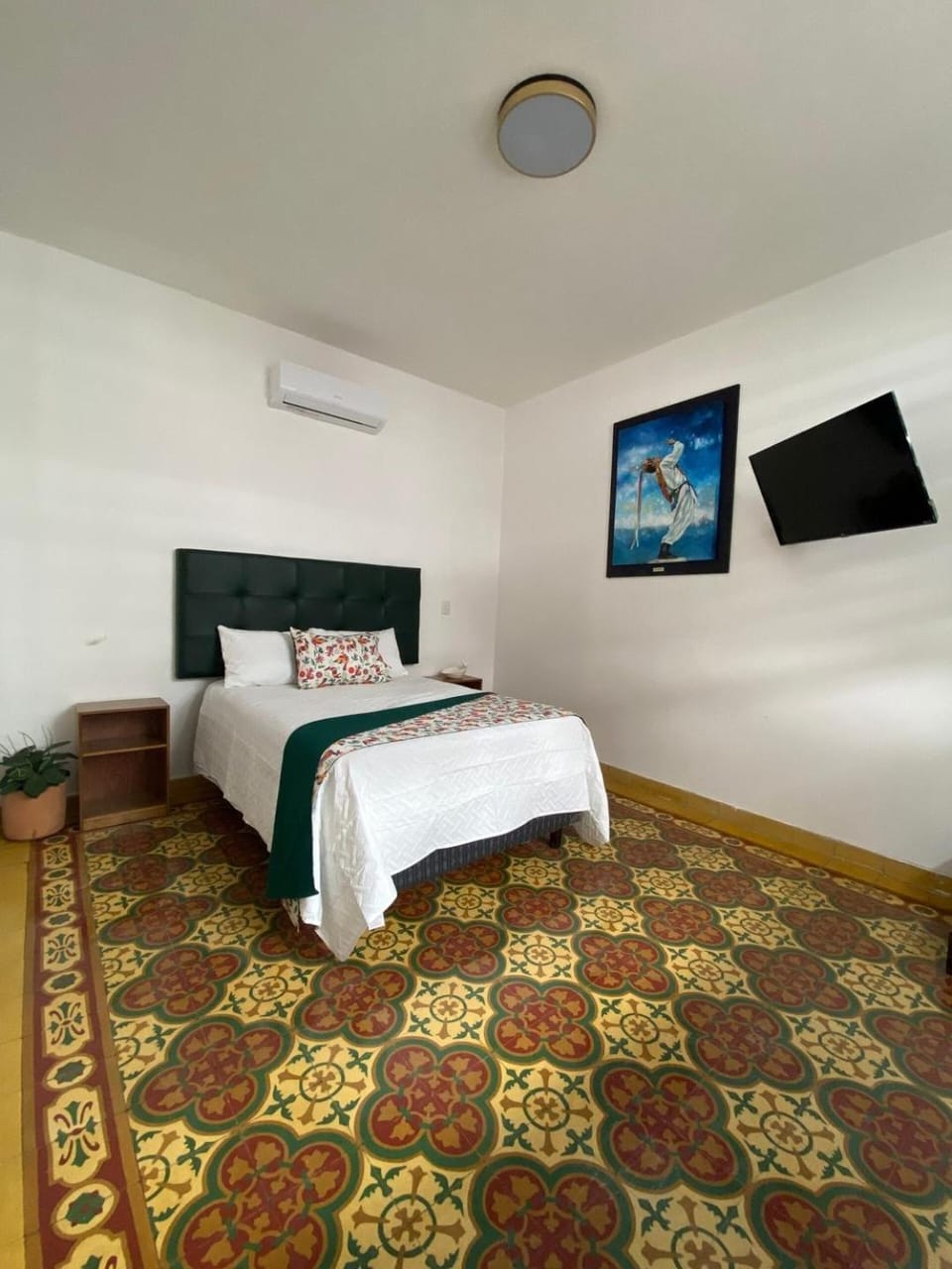 Bed, TV and multimedia, Bedroom, air conditioner