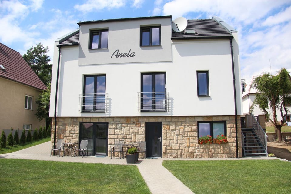 Property building, Facade/entrance, Garden
