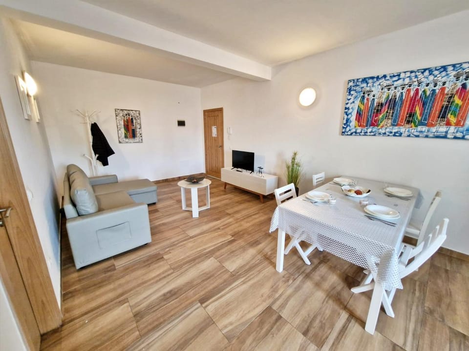 Communal lounge/ TV room, Living room, Dining area