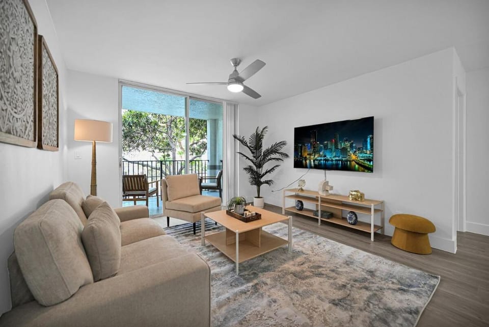 Elegant Deerfield Retreat Pool Free Parking Apartment in Deerfield Beach