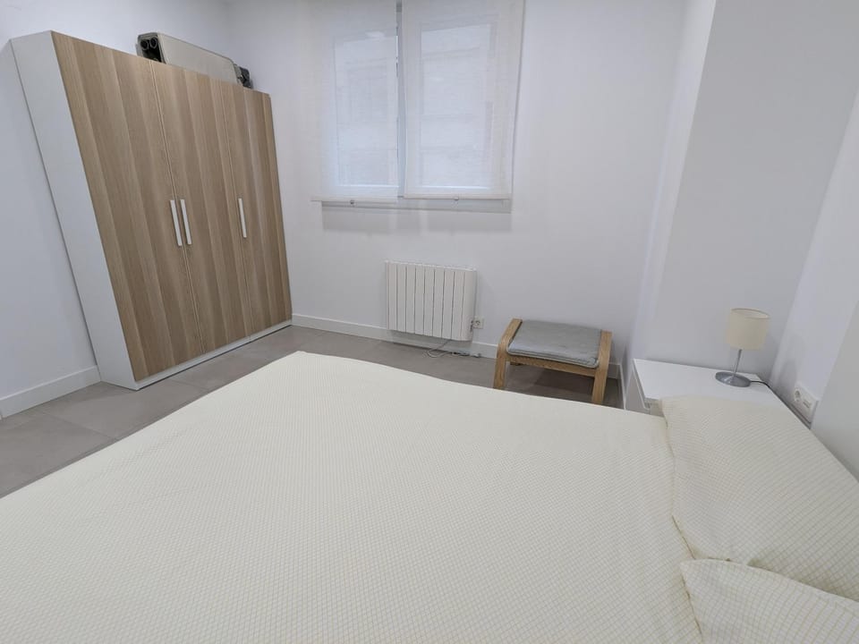 Bed, Photo of the whole room, Bedroom, internet, wardrobe