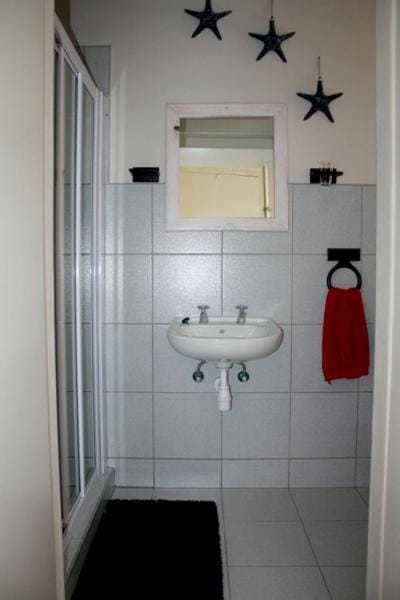 Shower, towels