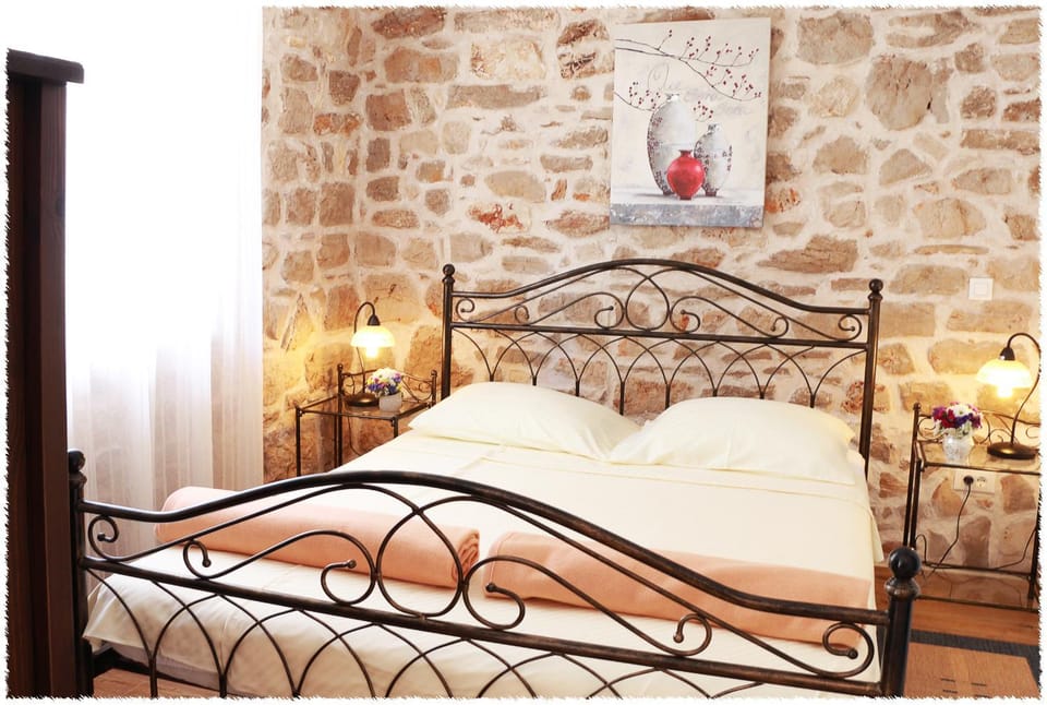Property building, Bed, Bedroom, Sea view