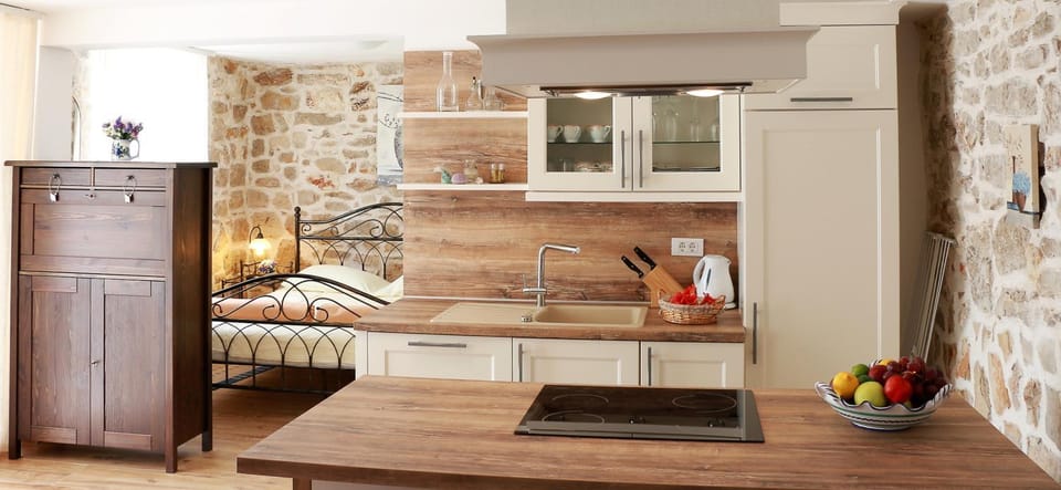 Property building, Kitchen or kitchenette, Dining area, Bedroom