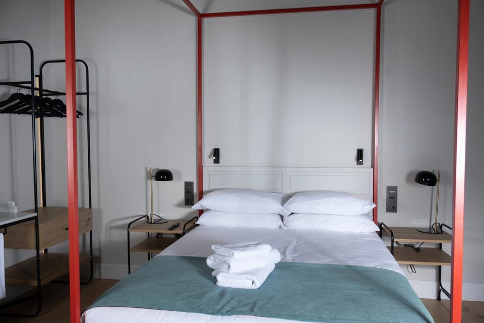 Bed, Bedroom, towels