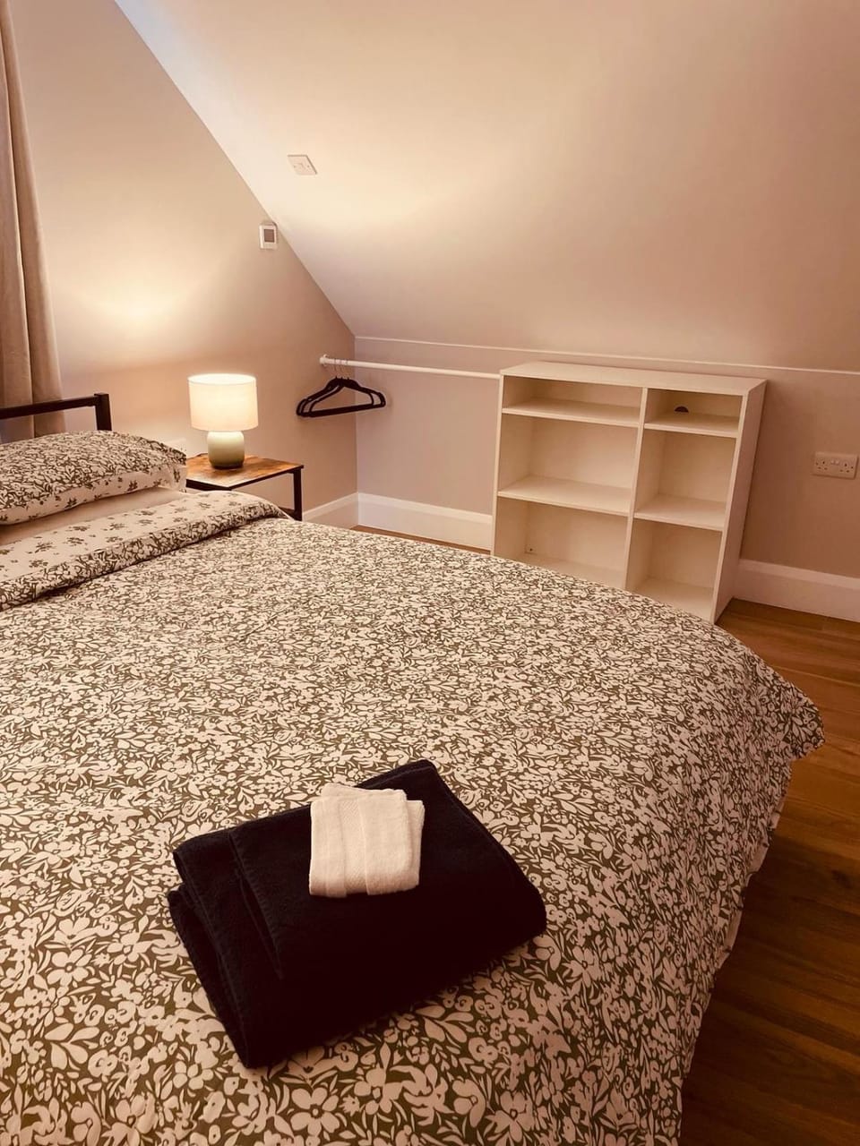 Bed, Bedroom, towels